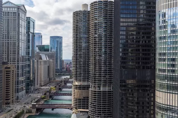 Impressive view over the round towers of the Marina City, the Chicago river with bridges and other skyscrapers from LondonHouse Chicago luxury hotel