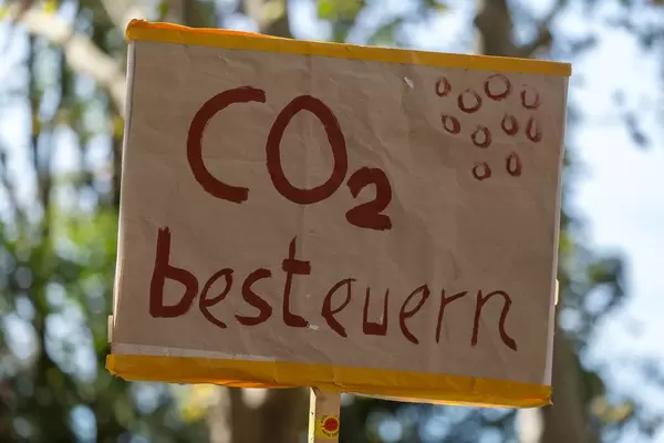 Improvisiertes Demonstration Schild mit "CO2 besteuern" Schriftzug in der Nahaufnahme