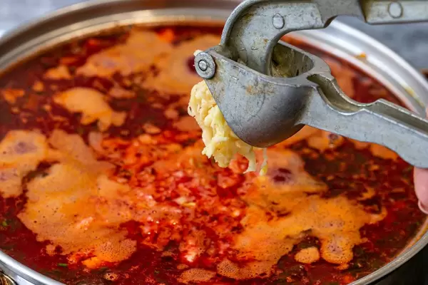 In a pot of borscht crushed garlic garlic cloves (Flip 2019)