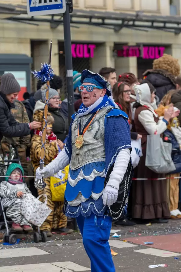 In blau gekleideter Mann mit schicker Brille - Kölner Karneval 2018