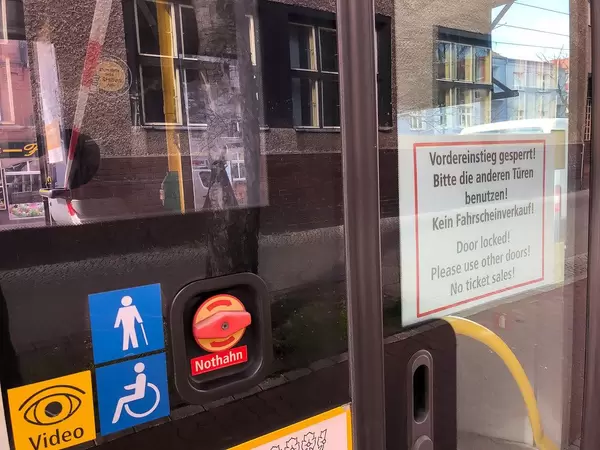 In Corona-Zeiten mit dem Bus fahren: zum Infektionsschutz ist der Vordereinstieg gesperrt und werden keine Fahrscheine verkauft