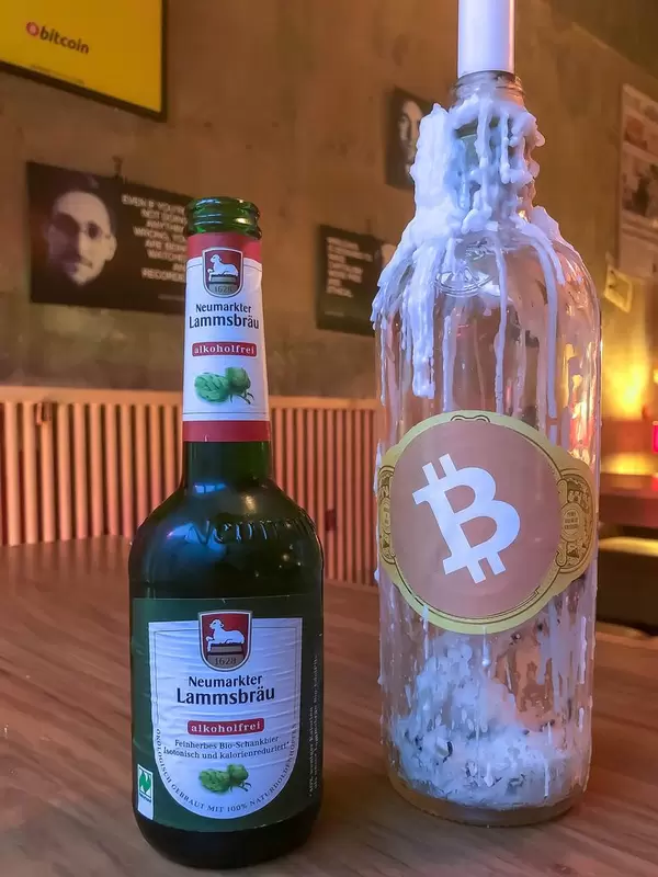 In der Bar Room 77 in Berlin Kreuzberg kann man sein alkoholfreies Neumarkter Lammsbräu-Bier mit Bitcoins bezahlen