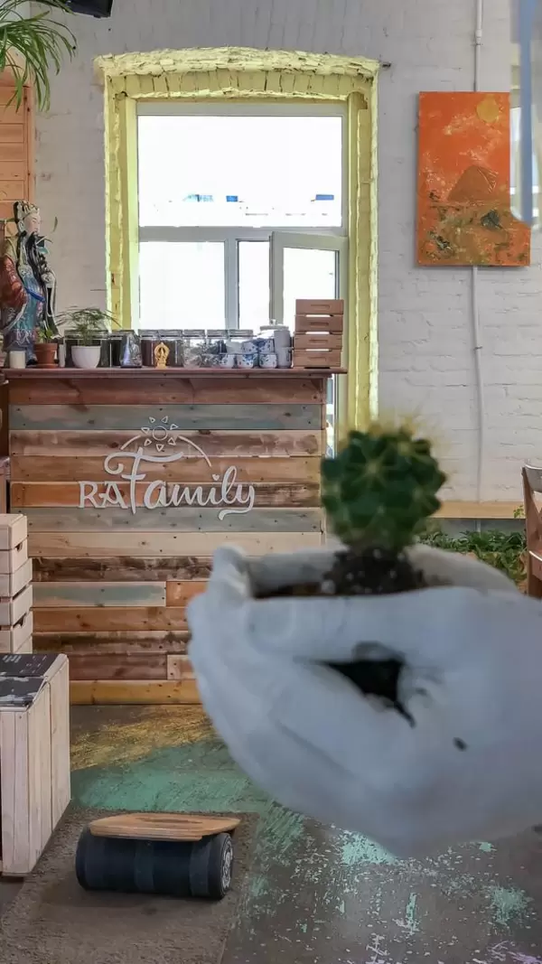 In einem RAFamily Raw Vegan Cafe in Sankt Petersburg