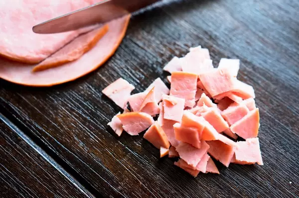 In kleine Würfel geschnittener Schinken
