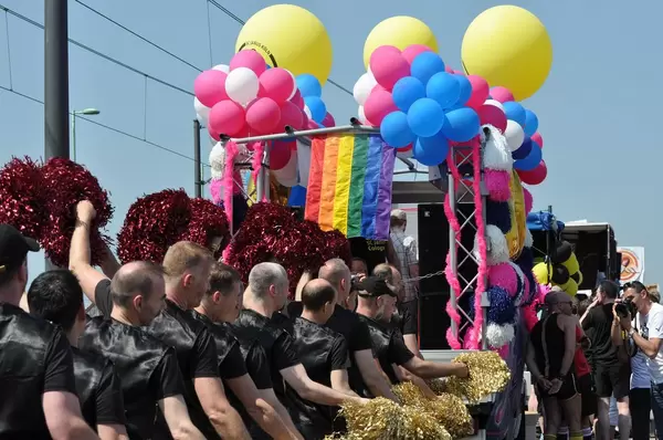In schwarz gekleidete Männer bei der Cologne Pride Demo