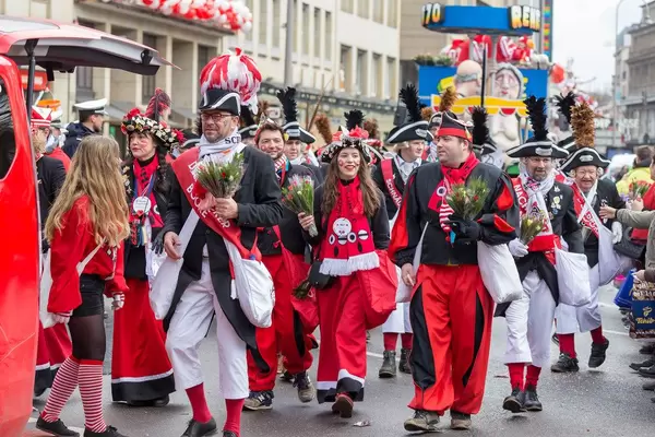 In schwarz-weiß-rot gekleidet und zu Fuß beim Rosenmontagszug - Kölner Karneval 2018