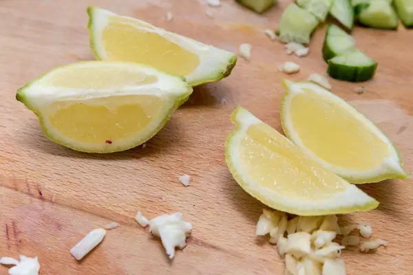 In Viertel geschnittene Zitrone auf einem Küchenbrett