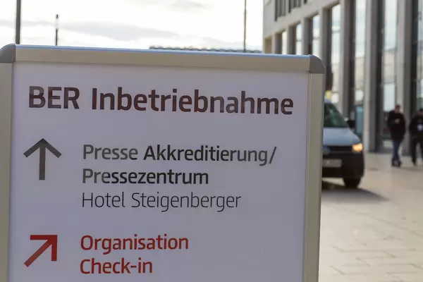 Inauguration of the new Berlin Brandenburg airport BER: sign guiding members of the press
