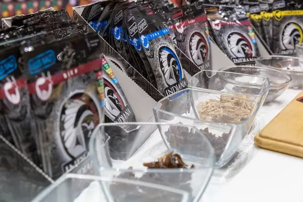 Indiana Jerky Probierteller mit Trockenfleisch- und Fisch auf dem Fibo Köln