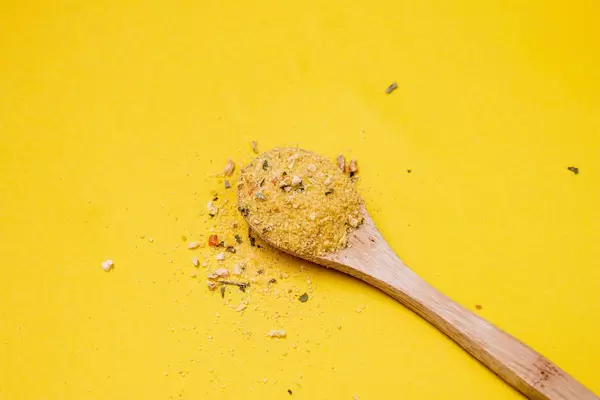 Indische Gewürze auf einem Holzlöffel