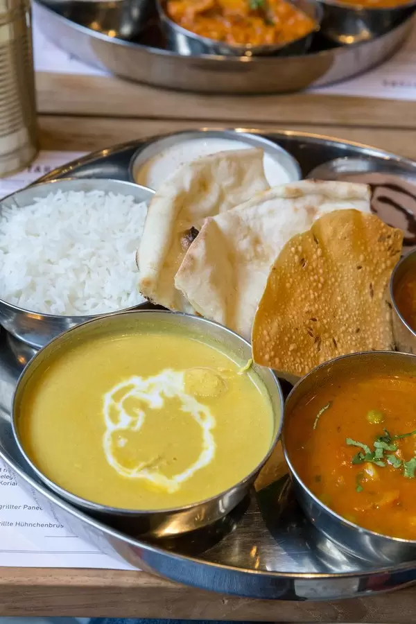 Indische Küche - Hünchenbrust in Kokosnuss-Cashew Curry mit Fladenbrot und Reis