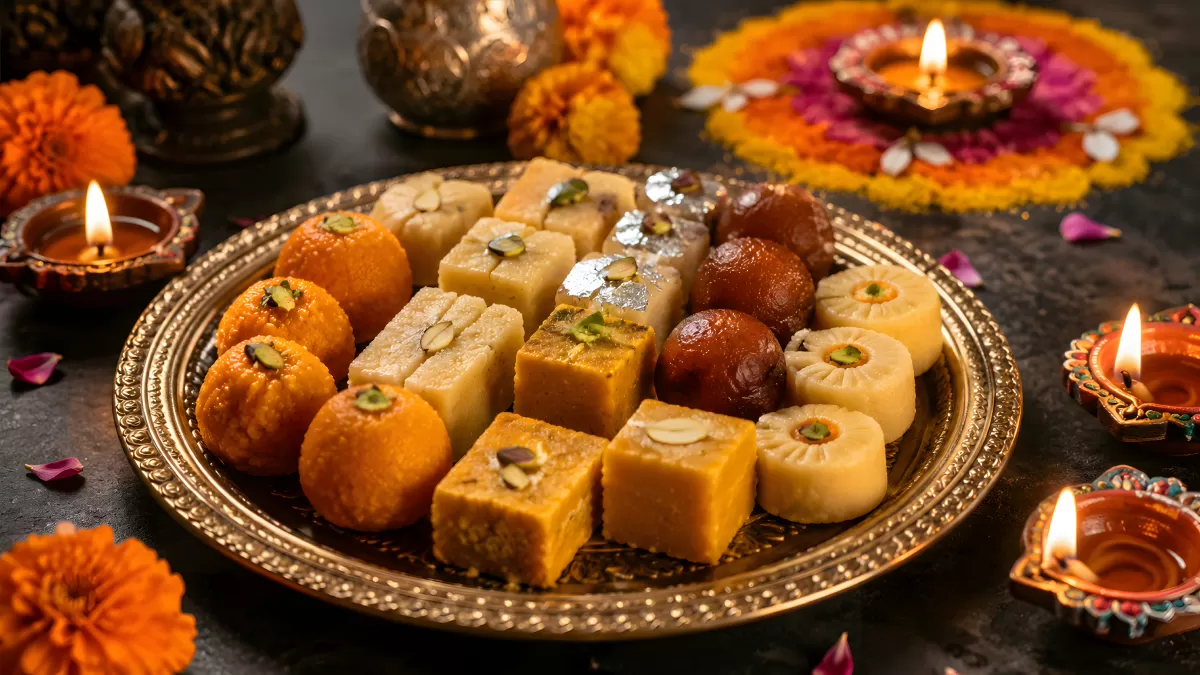 Indische Süßigkeiten auf Tablett zur Diwali-Feier