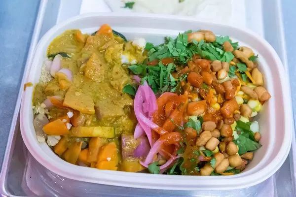 Indisches Gemüsecurry Tarkari in Einwegbehälter in Chicago