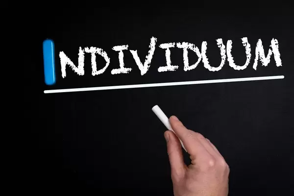 Individuum text on blackboard