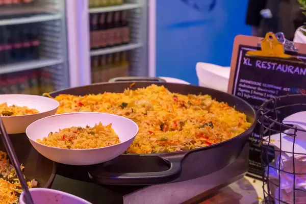 Indonesische Reispfanne mit gebratenem Gewürzreis, Paprika, Poree, Möhren, Ei und Soja-Chillimarinade