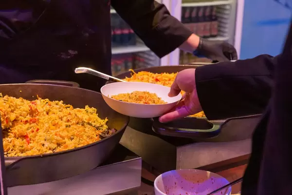 Indonesische Reispfanne mit gebratenem Gewürzreis, Paprika, Porree, Möhren, Ei, Soja-Chilimarinade