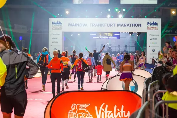 Indoor-Bereich mit der Ziellinie - Frankfurt Marathon 2017