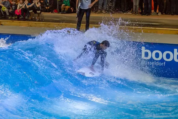 Indoor-Surfing im Surfpool von Citywave bei der Boot Düsseldorf 2018