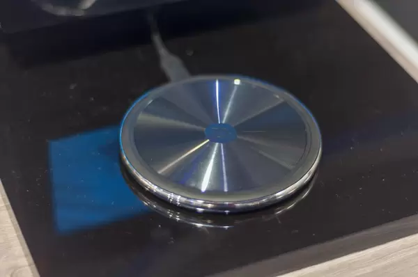 Induktive Schnellladestation OMNIA q1 von Adam Elements