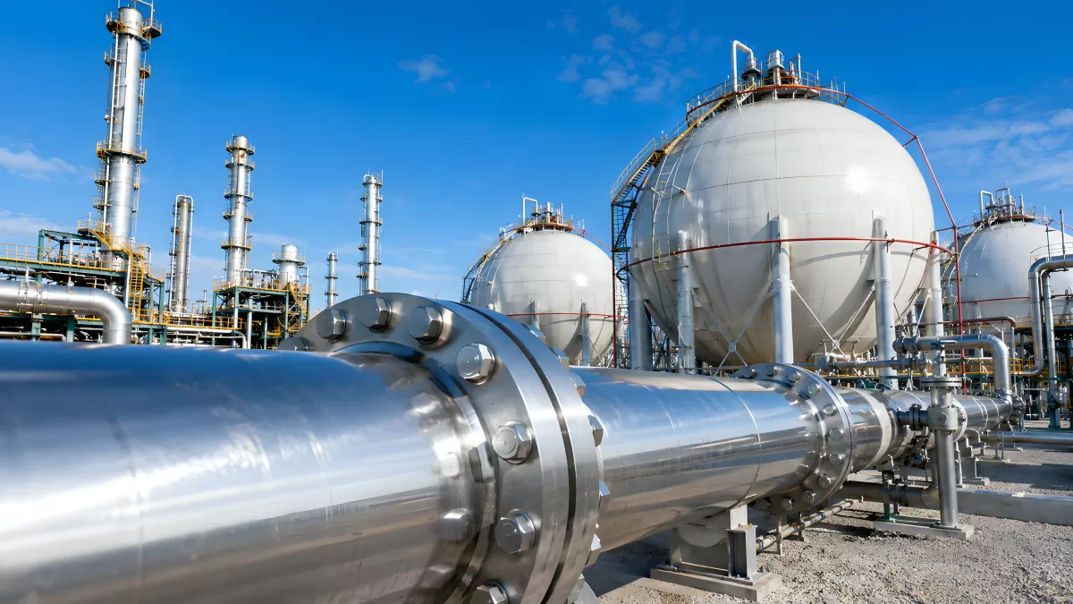 Industrieanlage mit Kugelgasbehältern und Rohrsystem