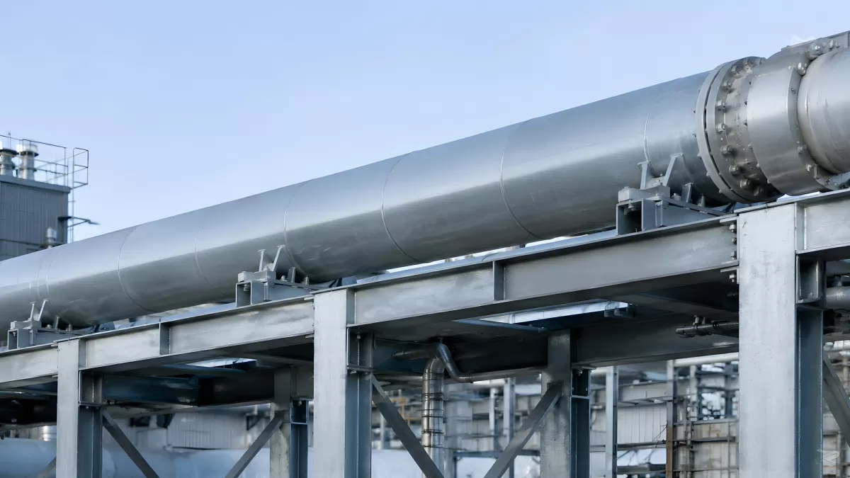Industrielle Großrohrleitung auf Stahlträgern im Freien