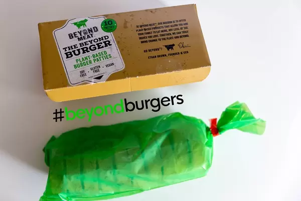Inhalt der pflanzlichen Beyond Meat Burger Box, mit zehn Patties, gefroren verpackt, für eine fleischlose, vegane Ernährung ohne Soja und Gluten