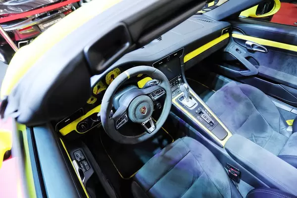 Innenausstattung of Porsche 911 Carrera GTS: Vordersitze und Lenkrad