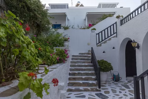 Innenhof des griechischen Hotels Antirides zwischen dem Strand Piperi und  Zentrum von Naoussa auf Paros