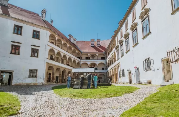 Innenhof des Schlosses Pettau, Slowenien
