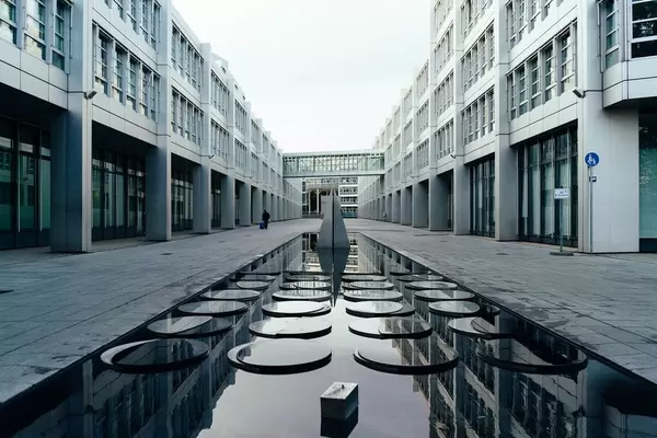 Innenhof von einem modernen Gebäude mit Brunnen und Skulptur in München