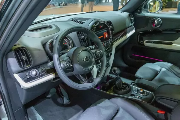 Innenraum des Plug-in-Hybrids von MINI: Countryman Cooper SE All4, Lederpolster und E-Instrument