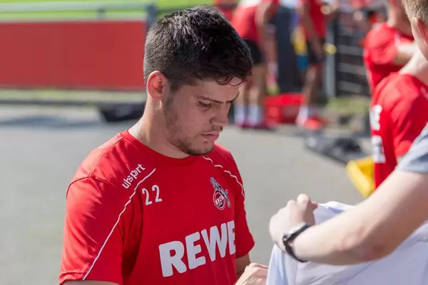Innenverteidiger Jorge Meré gibt Autogramme und unterschreibt auf Fanartikeln