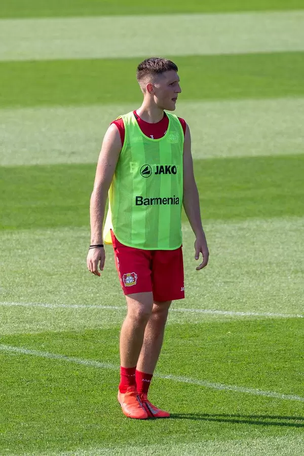 Innenverteidiger Panagiotis Retsos alleine auf dem Fußballplatz während der Trainingszeit