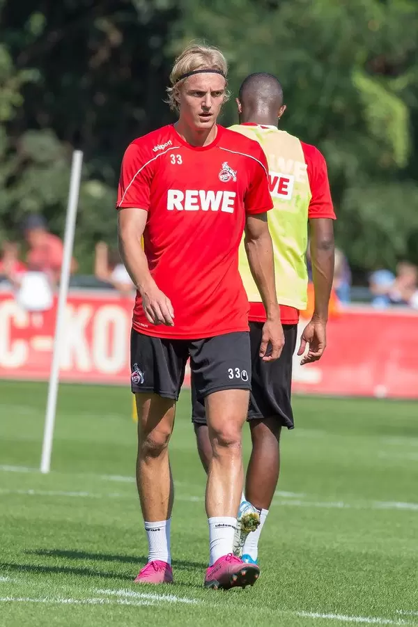 Innenverteidiger Sebastiaan Bornauw geht über den Kunstrasen des Fußball-Trainingsgeländes