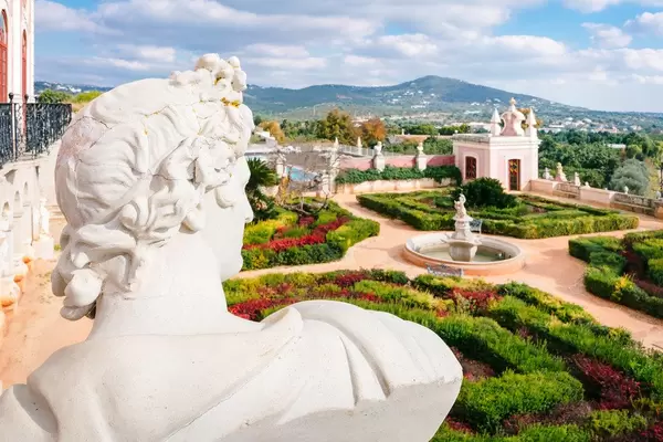 Inner garden of Pousada Palácio Estói with many beautiful sculptures (Flip 2019)