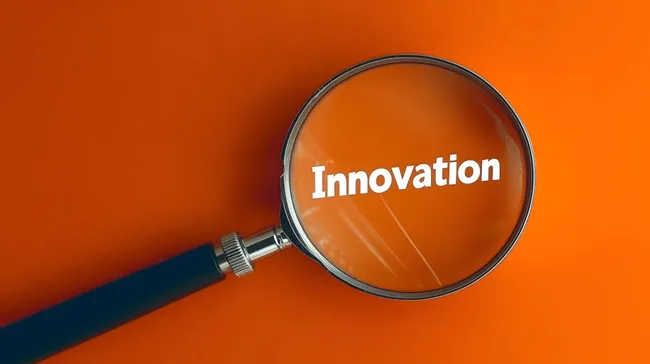 Innovation im Fokus - Lupe auf orangem Hintergrund