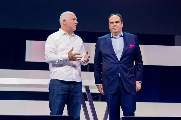 Innovation und Digitalisierung: Oliver Ratzesberger von Teradata im Gespräch mit Hagen Rickmann von der Deutsche Telekom auf der Digital X Bühne in Köln