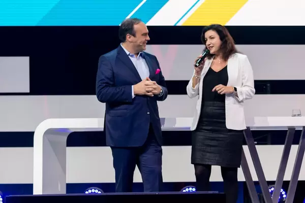Innovation und Regierung: Gespräch zwischen Hagen Rickmann von der Telekom Deutschland GmbH und Staatsministerin für Digitalisierung Dorothee Bär
