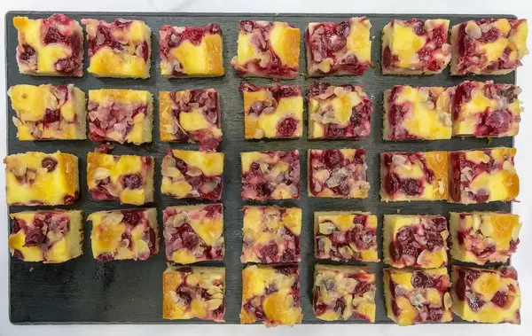 Ins Würfel geschnittene, gesunde Kirsch-Mandel-Kuchen auf schwarzem Probiertablett auf dem BarCamp in Bonn