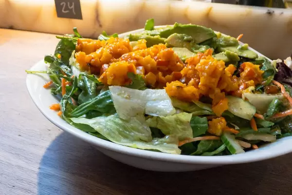 Insalata Julia: Geröstete Kürbiswürfel, Rucola, Mais, Gurken, Karotten, Avocado, Kirschtomaten, Dressing