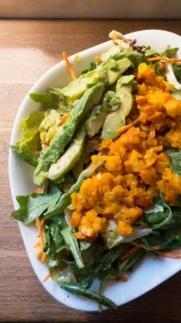 Insalata Julia: Geröstete Kürbiswürfel, Rucola, Mais, Gurken, Karotten, Avocado, Kirschtomaten,