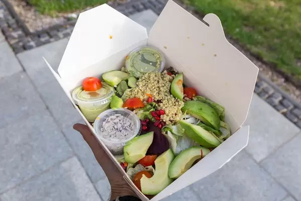 INSALATA QUINOA AVOCADO aus der L'Osteria ist ein gemischter Salat, Quinoa, Rote Beete, Avocado, Granatapfelkerne, Chiasamen und Dressing
