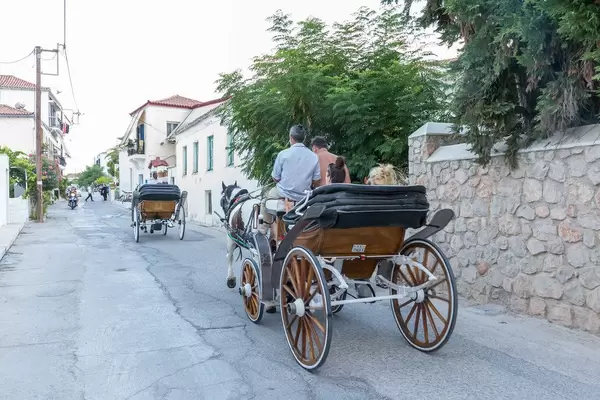 Inselverkehr mit Kutschfahrten, vorbei an venezianischen Häuser, auf Spetses, Griechenland