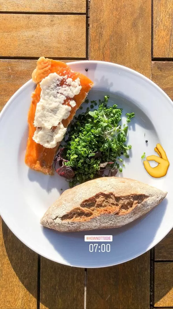 Instagram Foodblogger postet Bild mit Räucherlachs, weißer Creme, Lauchzwiebelsalat & knackigem Brötchen unter dem Hashtag #hownottodie