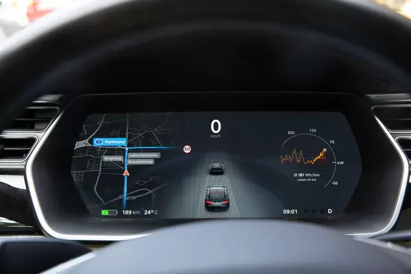 Instrumententafel mit Multifunktionsanzeige beim Tesla Model S - mit Navi, Kamerabild und Batteriestatus