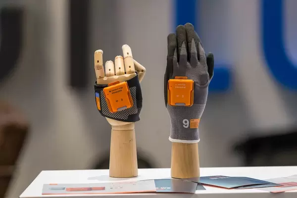 Intelligente Handschuhe von Münchner Start-Up ProGlove auf der Bits & Pretzels Konferenz 2019
