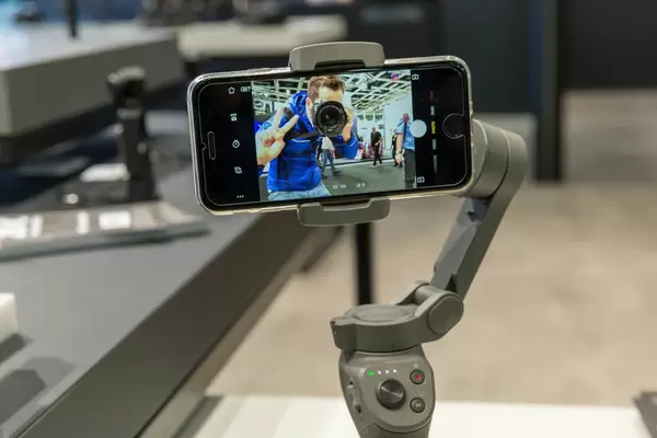 Intelligenter Smartphone-Gimbal: DJI Osmo Mobile 3 with Aktive Track Modus