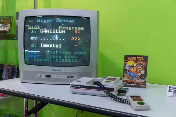 Intellivision 2 Konsole von Mattel und ein Röhrenfernseher - Gamescom 2018