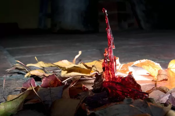 Intensiver Lichtstrahl beleuchtet ein Stück Bernstein