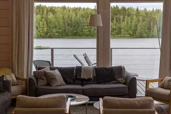 Interieur und gemütliche Sofaecke des Luxus-Ferienhauses Villa Jolla nahe Lahti, mit Wald- und Seeblick auf den Paijänne